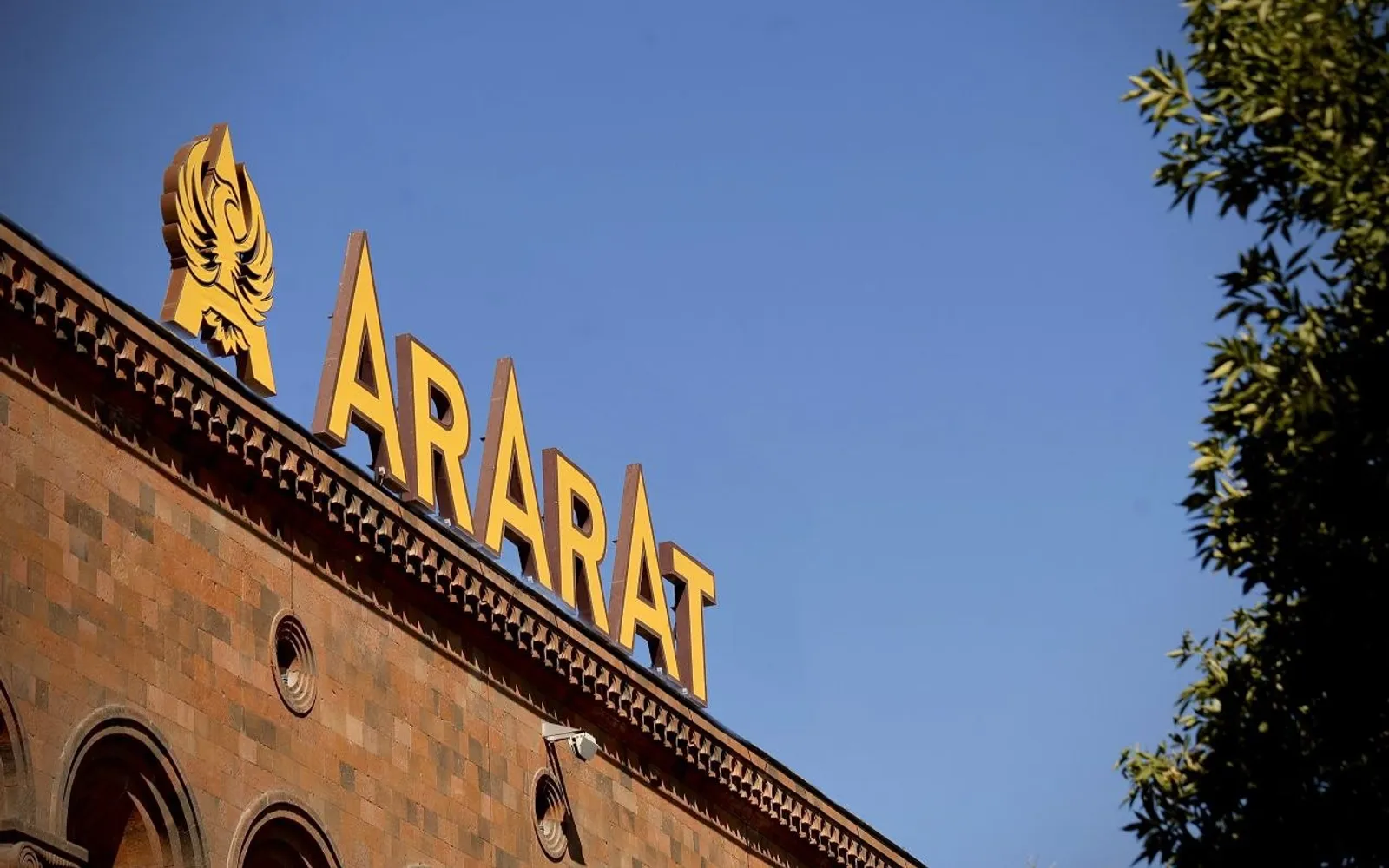 อาคารโรงงานบรั่นดี Yerevan Brandy Company พร้อมห้องเก็บถังบ่มบรั่นดี ARARAT