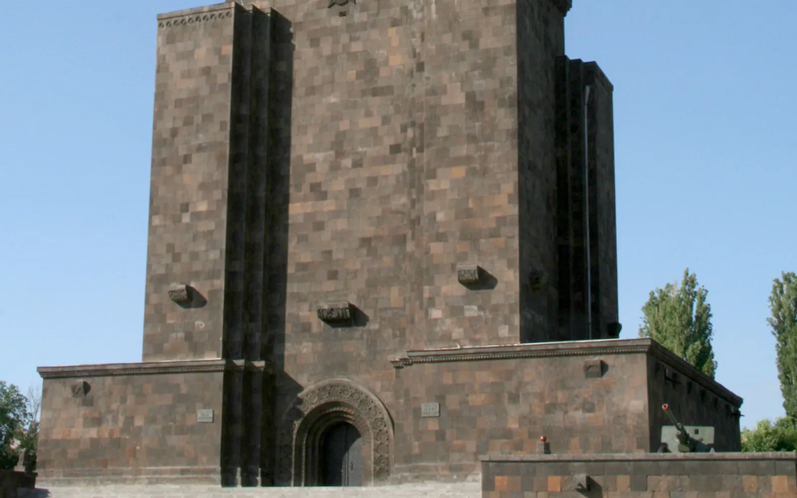 รูปปั้นหญิงถือดาบ Mother Armenia ยืนเด่นบนฐานสูงมองลงมาเห็นเมืองเยเรวาน