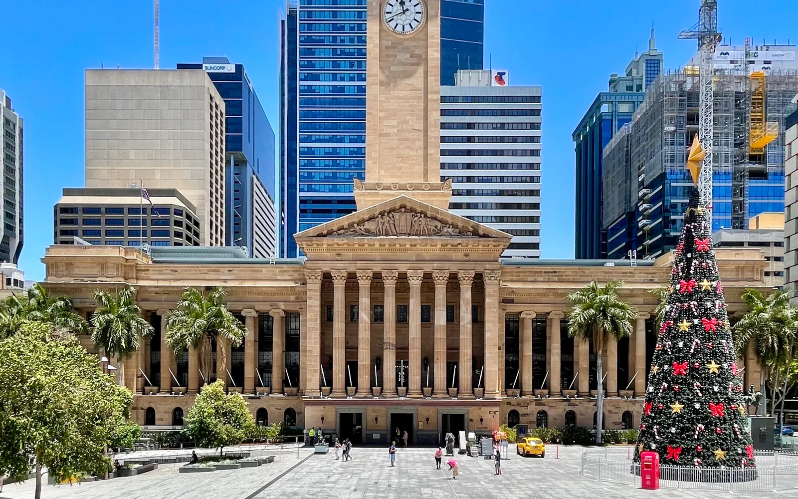 ด้านหน้าอาคาร Brisbane City Hall สไตล์นีโอคลาสสิกสีครีม หอนาฬิกาสูงเด่นกลางย่าน CBD