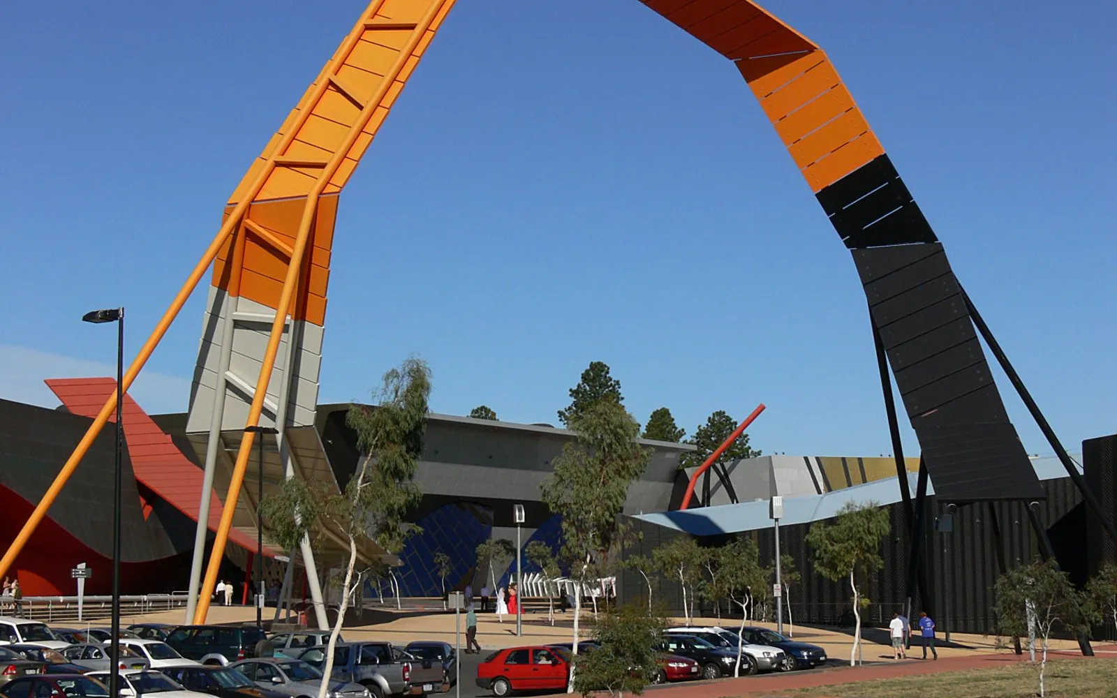 อาคาร National Museum of Australia รูปทรงเชิงมุมสีสดใสแปลกตาบน Acton Peninsula ยื่นออกไปในทะเลสาบ Burley Griffin