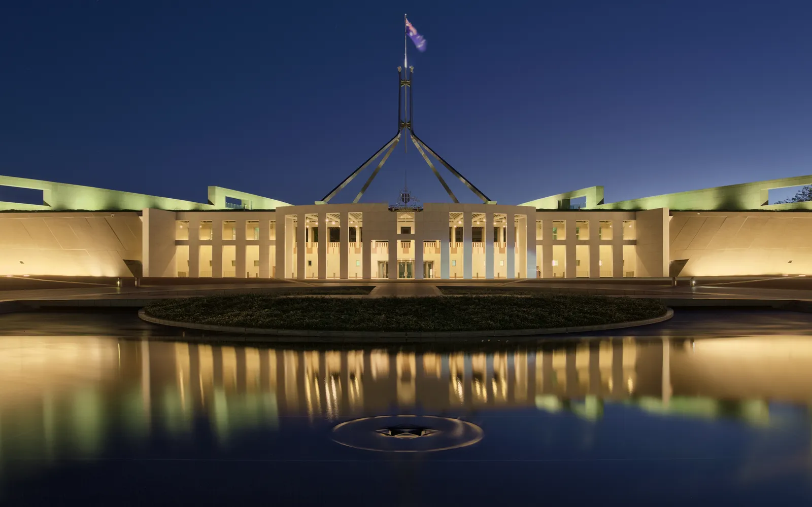 Parliament House แคนเบอร์ราสร้างอยู่บนยอดเขา Capital Hill มีธงออสเตรเลียขนาดใหญ่โบกบนโครงเหล็กสูง มองเห็นได้จากทั่วเมือง