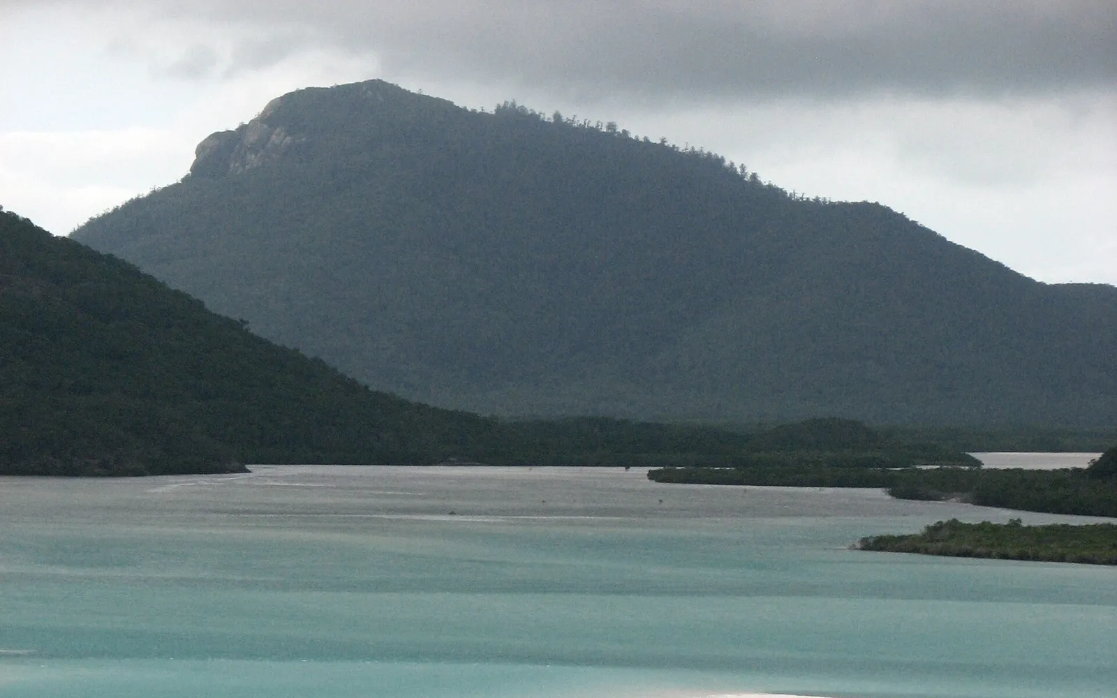 มุมสูงจาก Hill Inlet มองลงมาเห็นน้ำทะเลสีเทอร์ควอยซ์ที่วนเป็นลวดลายกับทรายขาวของไวท์เฮเวนสลับกันราวภาพวาด