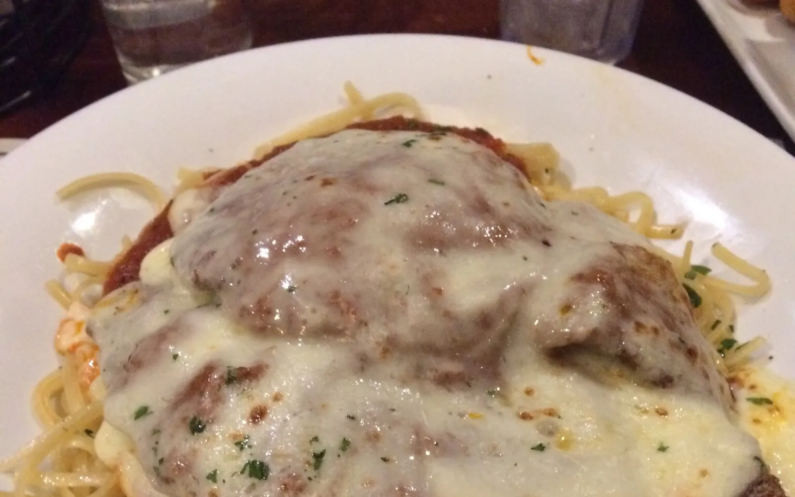 Chicken parmigiana ออสเตรเลีย อกไก่ทอดกรอบราดซอสมะเขือเทศและชีส mozzarella เมลต์ บนจานใหญ่พร้อมเฟรนช์ฟรายส์
