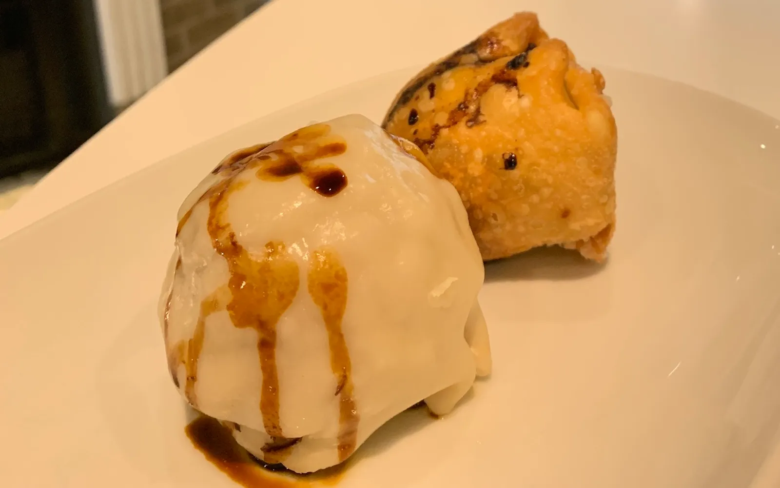 Melbourne dim sim ขนาดใหญ่กว่า dim sum ทั่วไป ห่อแป้งสีขาวหนาสอดไส้เนื้อหมูและกะหล่ำ ทอดกรอบจนเปลือกนอกสีทอง