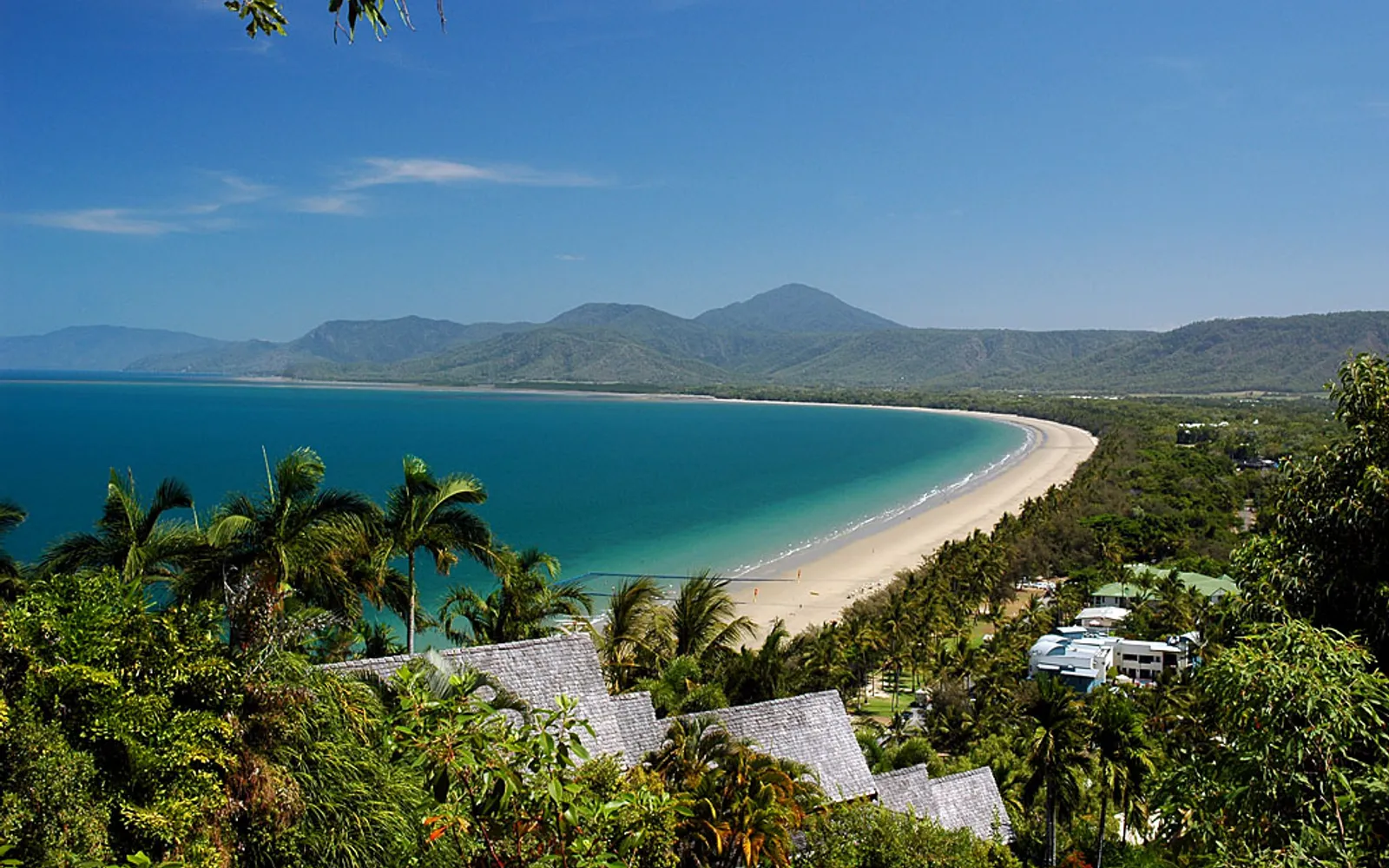 หาดสี่ไมล์พอร์ตดักลาสยาวสุดสายตา ทรายขาวละเอียดไม่มีนักท่องเที่ยวคึกคัก ต้นปาล์มโน้มเอียง ทะเลสีฟ้าครามขอบฟ้า