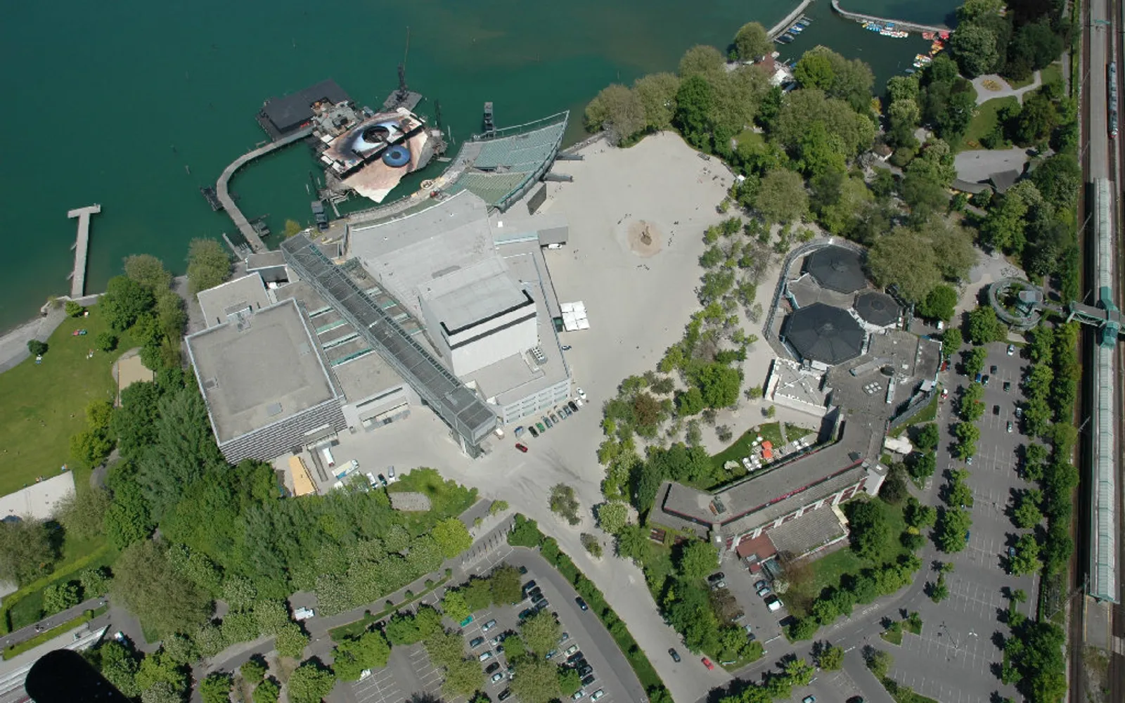 เวทีโอเปร่าลอยน้ำ Seebühne ของ Bregenz Festival ฉากประติมากรรมขนาดยักษ์ตั้งอยู่กลางทะเลสาบคอนสแตนซ์ ที่นั่งผู้ชมหลายพันคนนั่งบนฝั่งมองไปยังน้ำ