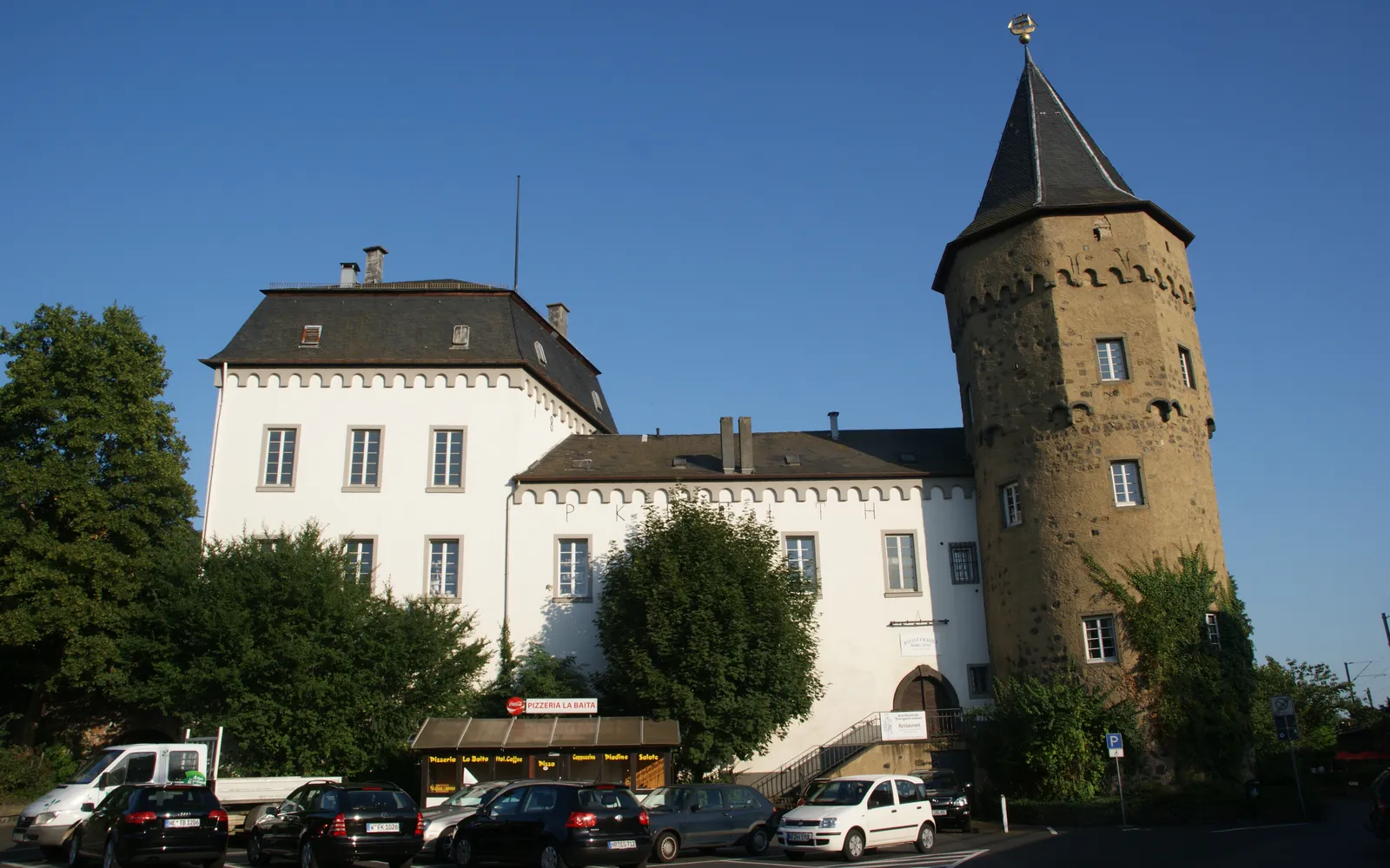 ปราสาท Linz Castle สีเหลืองบนเนินเขา มองลงมาเห็นเมืองลินซ์และแม่น้ำดานูบไหลผ่านด้านล่าง