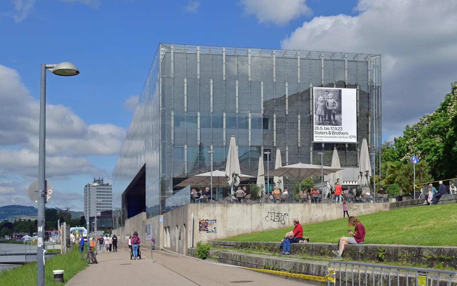 อาคาร Lentos Art Museum ริมแม่น้ำดานูบ ผนังกระจกใสส่องสว่างยามค่ำ สะท้อนลงน้ำเป็นแนวยาว