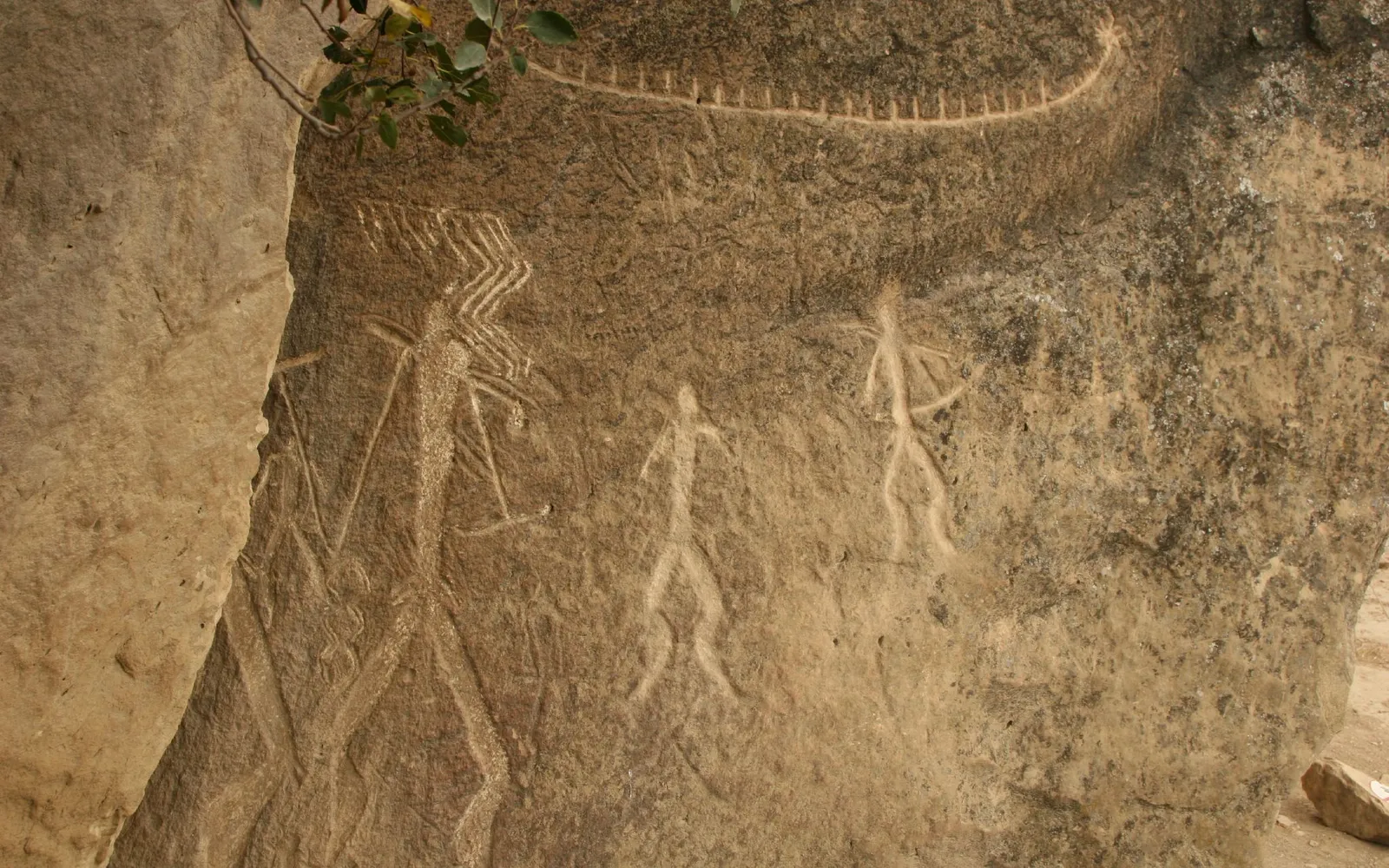 ภาพสลักหินโบราณบนก้อนหินในอุทยานโกบุสตาน มรดกโลกยูเนสโก