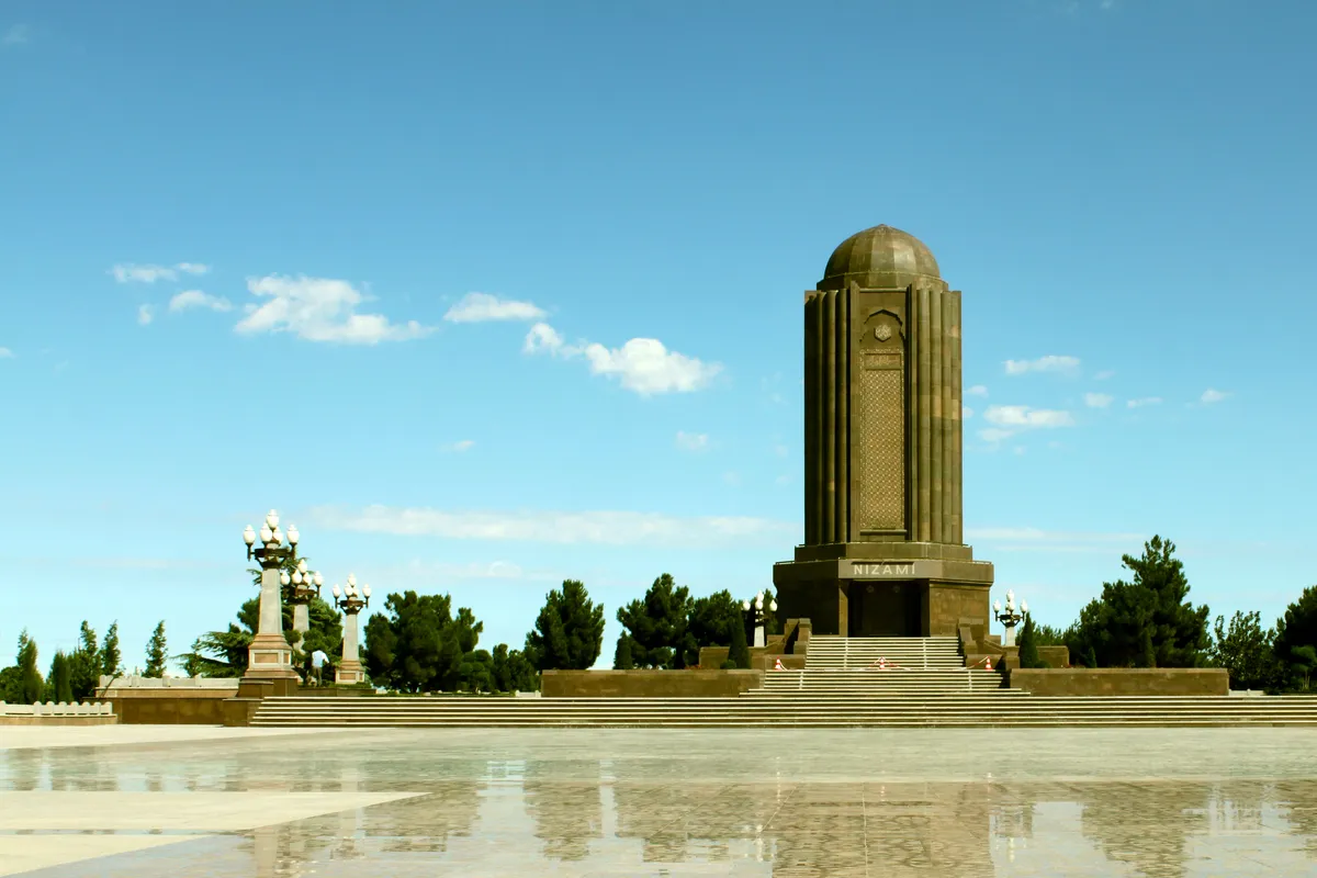 บรรยากาศย่านถนน Nizami / Heydar Aliyev ในกันจา