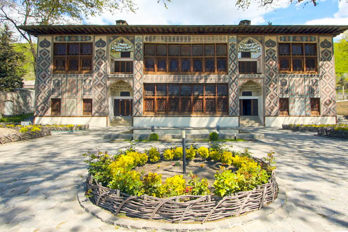 บรรยากาศย่านเมืองเก่า (Yukhari Bash) ในเชกี
