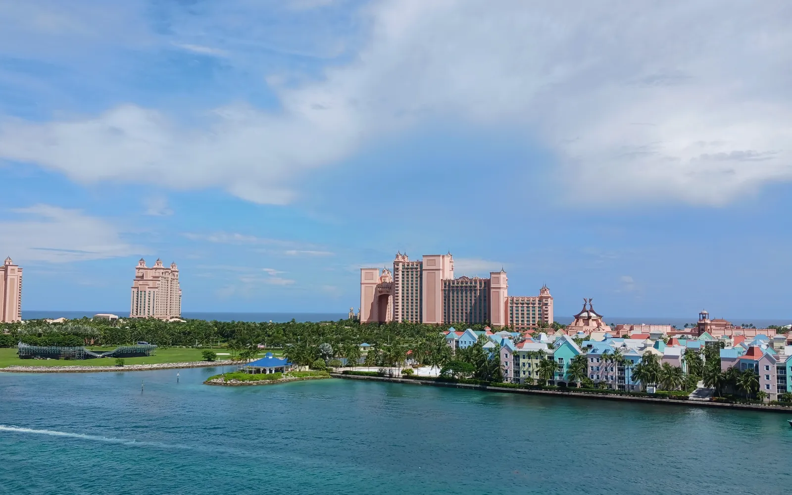 อาคารสีชมพูส้มของรีสอร์ต Atlantis บน Paradise Island เห็นจากสะพานข้ามอ่าว