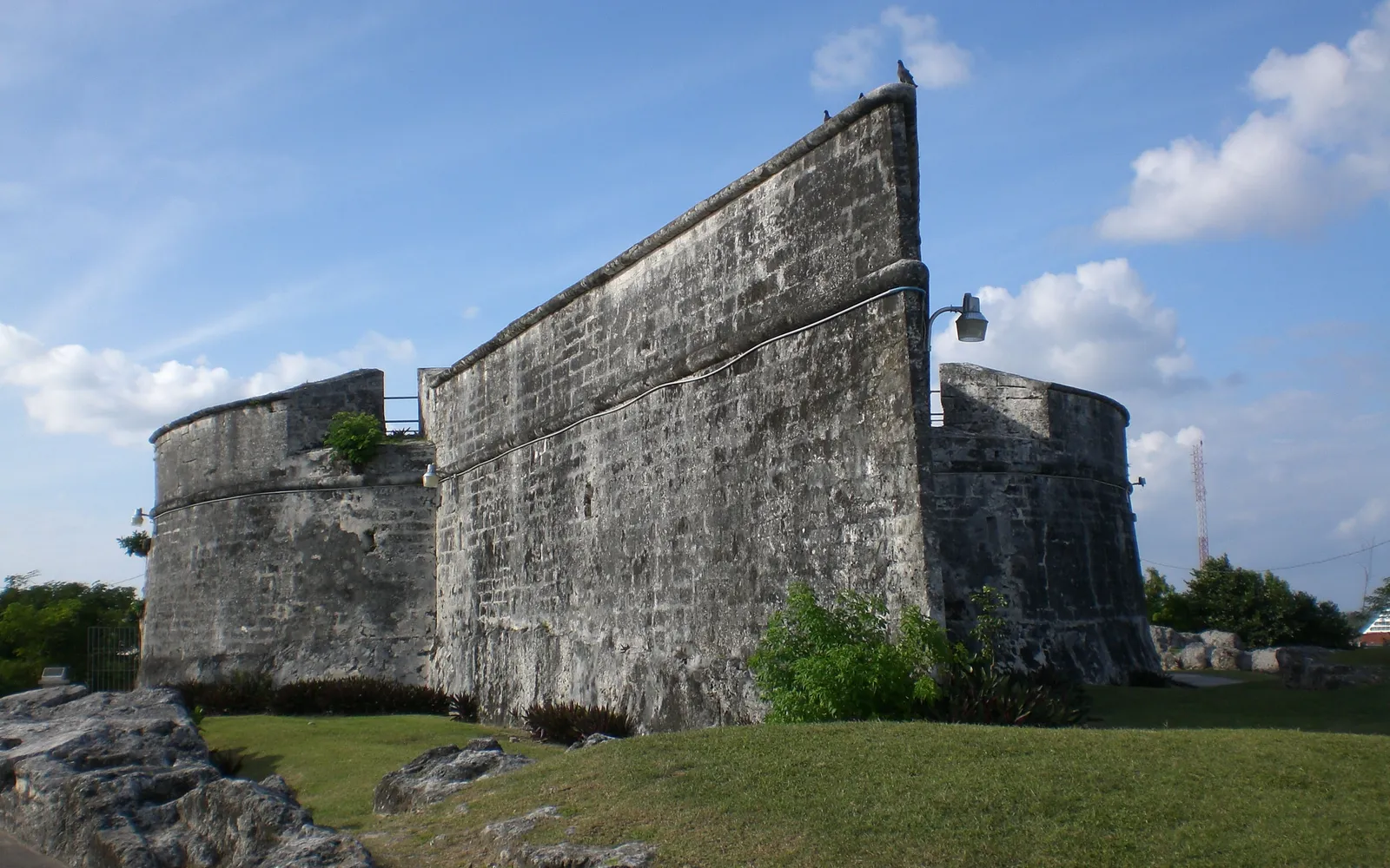 ป้อมหินรูปหัวเรือ Fort Fincastle ตั้งบนเนินสูงเหนือเมืองแนสซอ