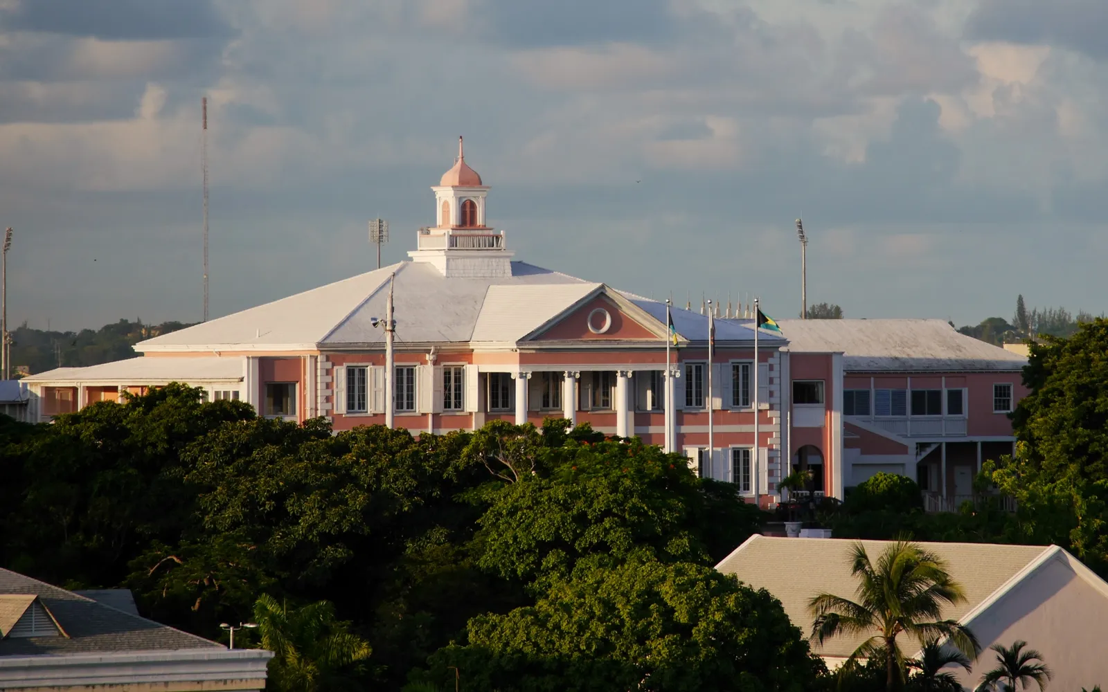 อาคารสีชมพูสไตล์จอร์เจียน Government House ตั้งบนเนินในแนสซอ