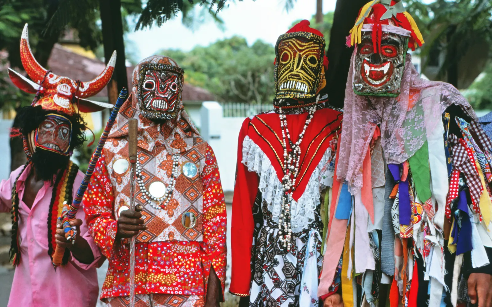 นักแสดง Junkanoo ในชุดขนนกสีสันสดใสเต้นรำในขบวนพาเหรด