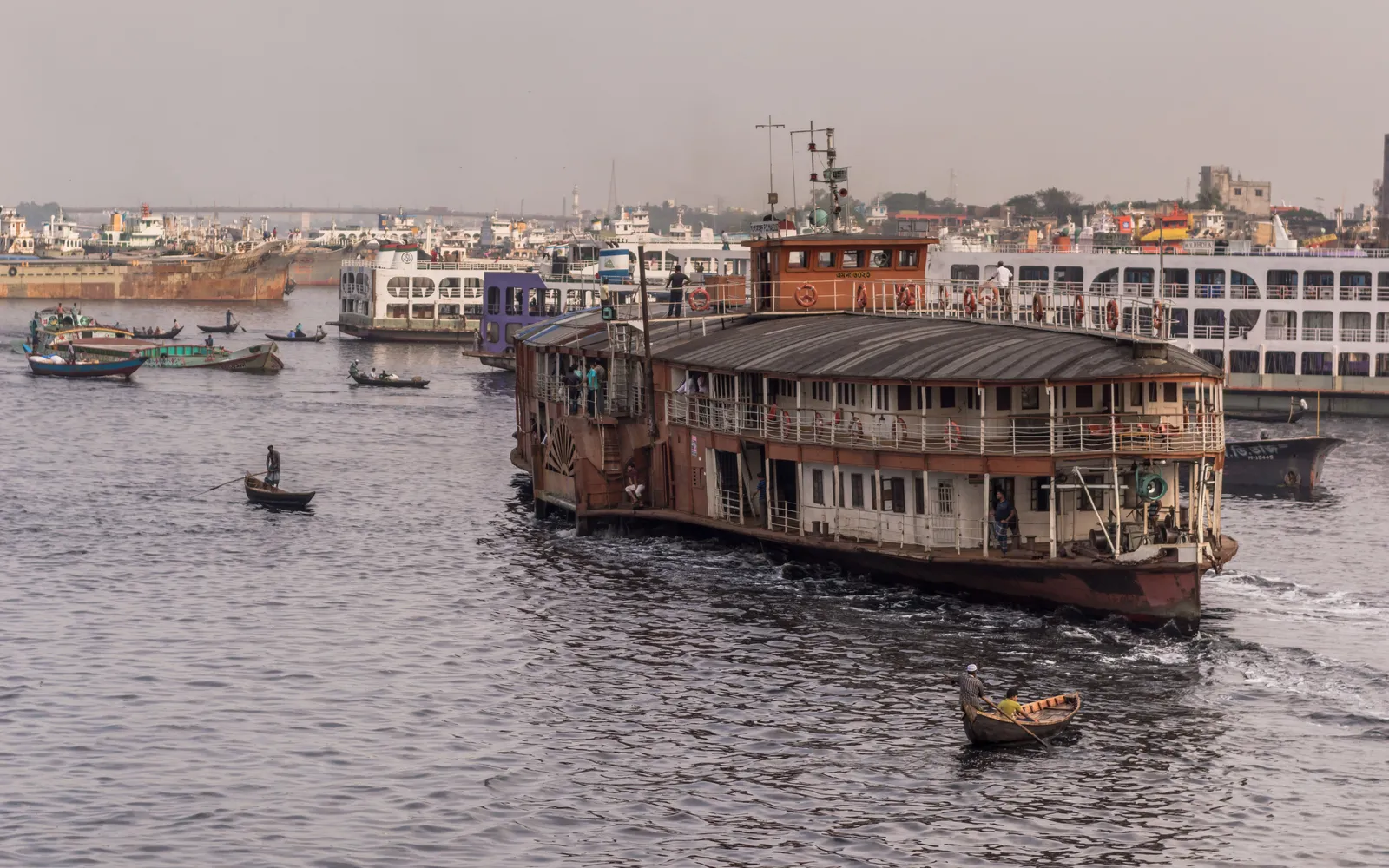 ท่าเรือซาดาร์กัทริมแม่น้ำบุริกังกาที่คึกคักด้วยเรือนับร้อย