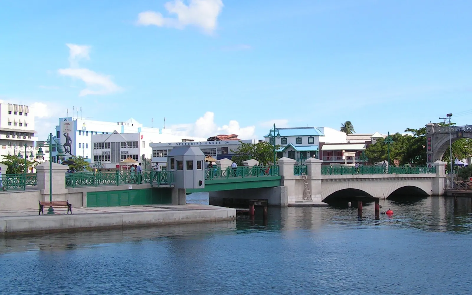 สะพานเชมเบอร์เลนข้ามอ่าว Careenage ในบริดจ์ทาวน์
