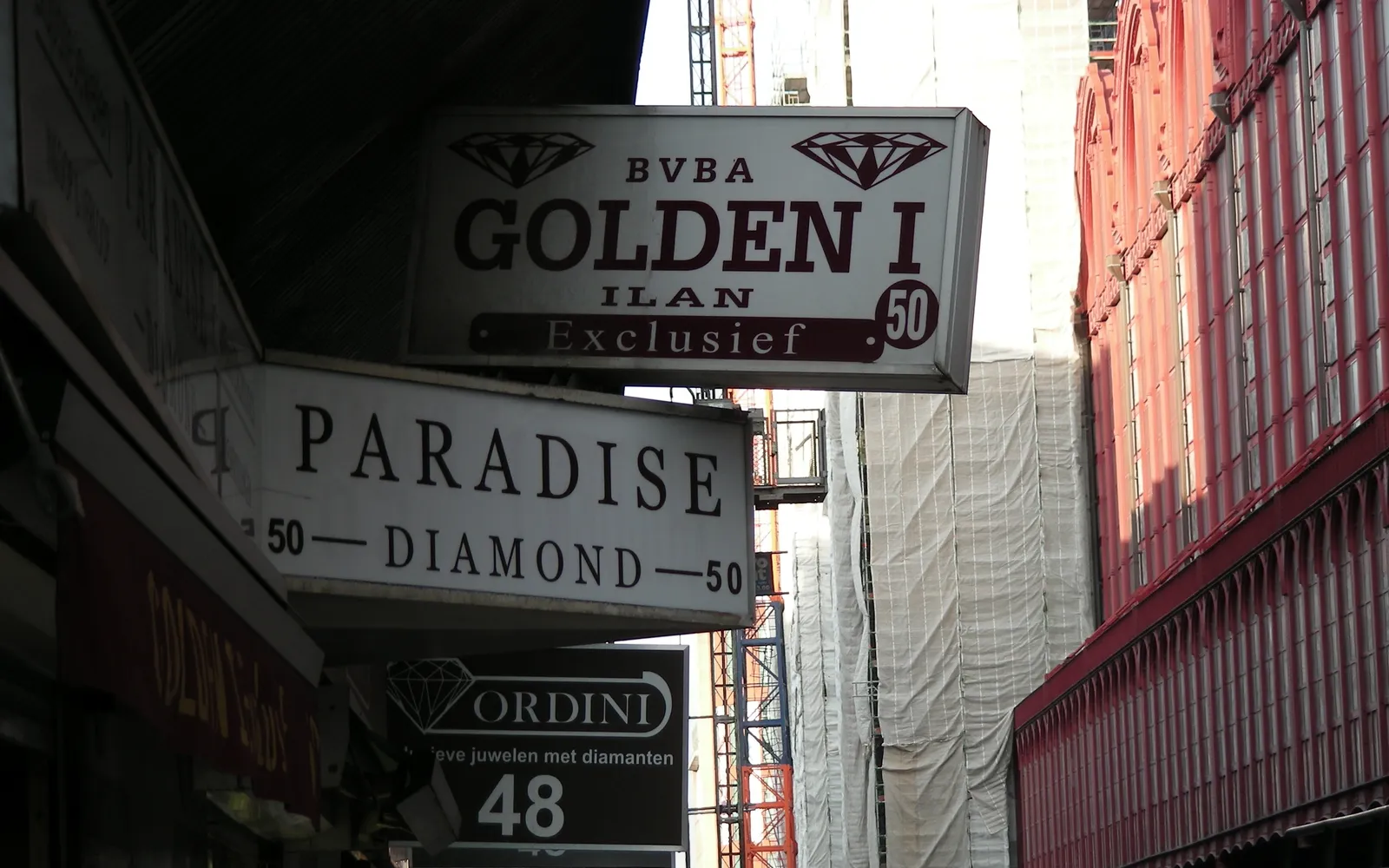 หน้าร้านเพชรเรียงรายในย่านเพชรของอันต์เวิร์ป
