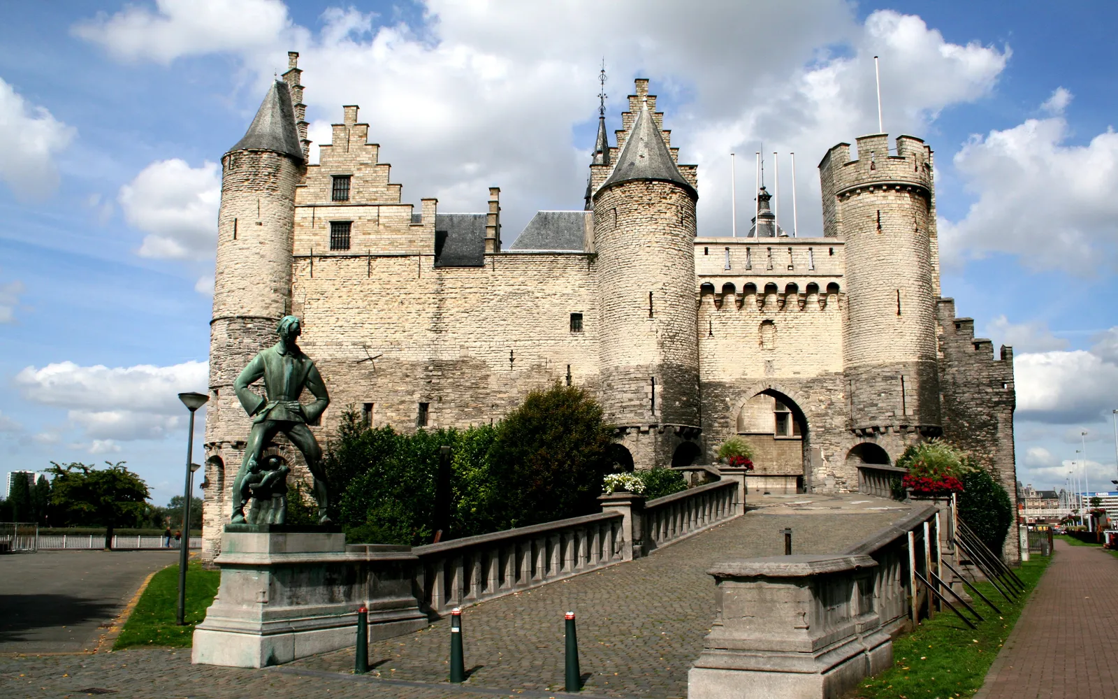 ปราสาทยุคกลาง Het Steen ริมแม่น้ำสเกลต์ในอันต์เวิร์ป