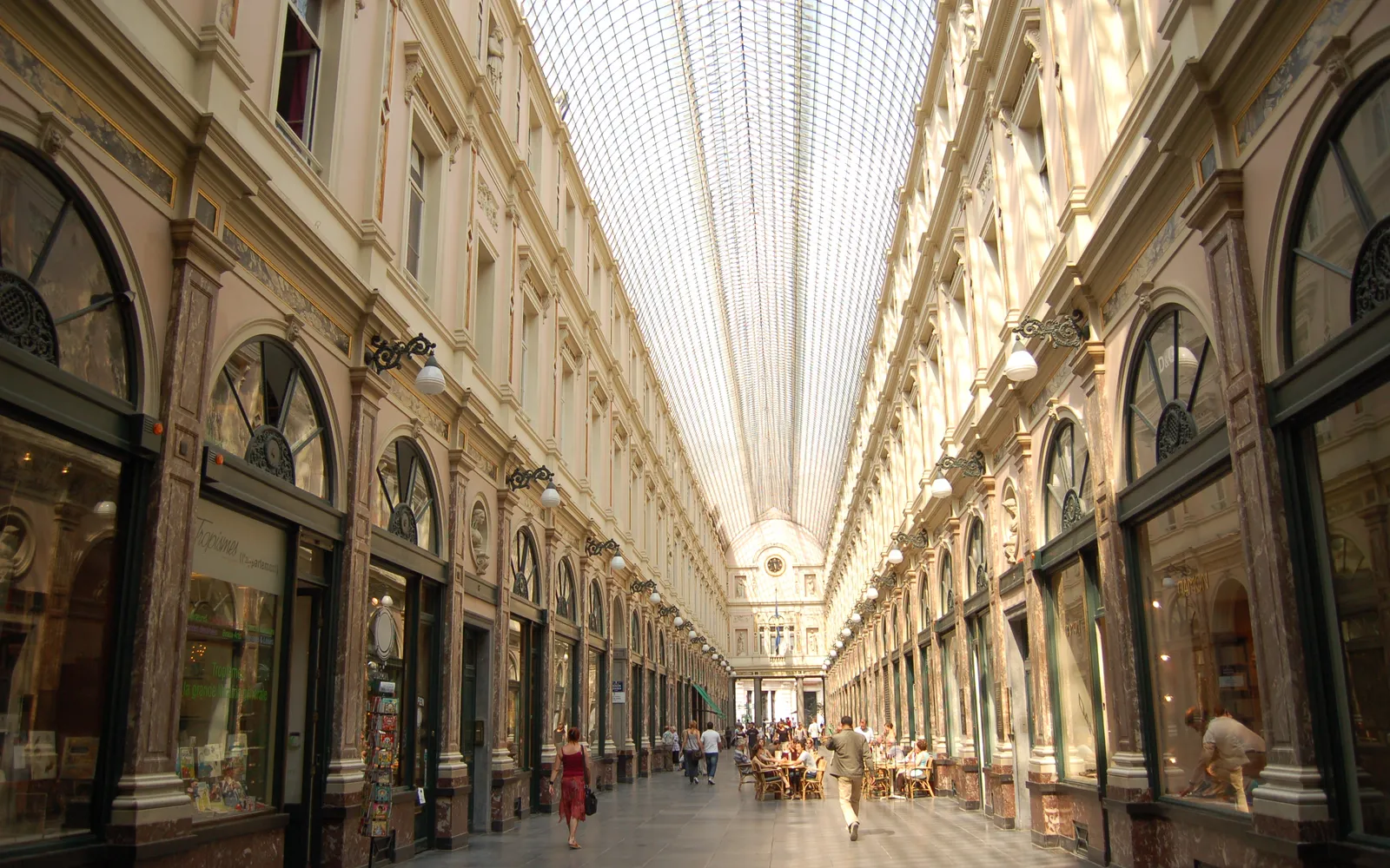 ภายในอาเขตกระจกหลังคาโค้ง Royal Saint-Hubert Galleries ในบรัสเซลส์
