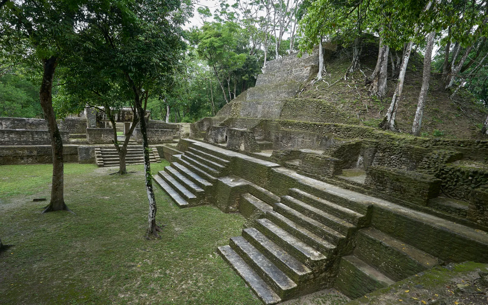 ลานกลางและสิ่งก่อสร้างหินที่ซากเมืองมายาคาฮัลเปช