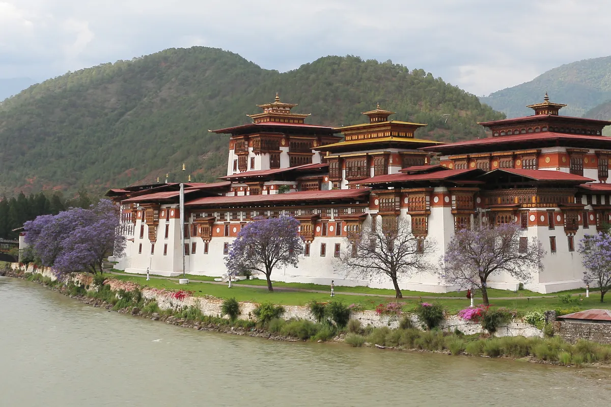 บรรยากาศย่านเมืองคูรูทัง (Khuruthang) ในปูนาคา