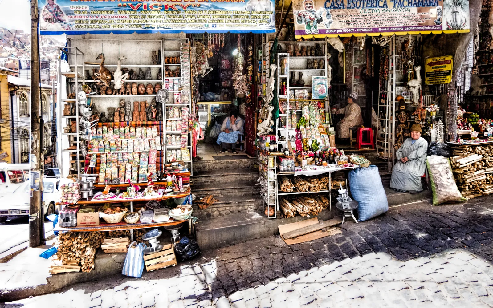 แผงขายของในตลาดแม่มดลาปาซ มีสมุนไพรและเครื่องรางวางขาย