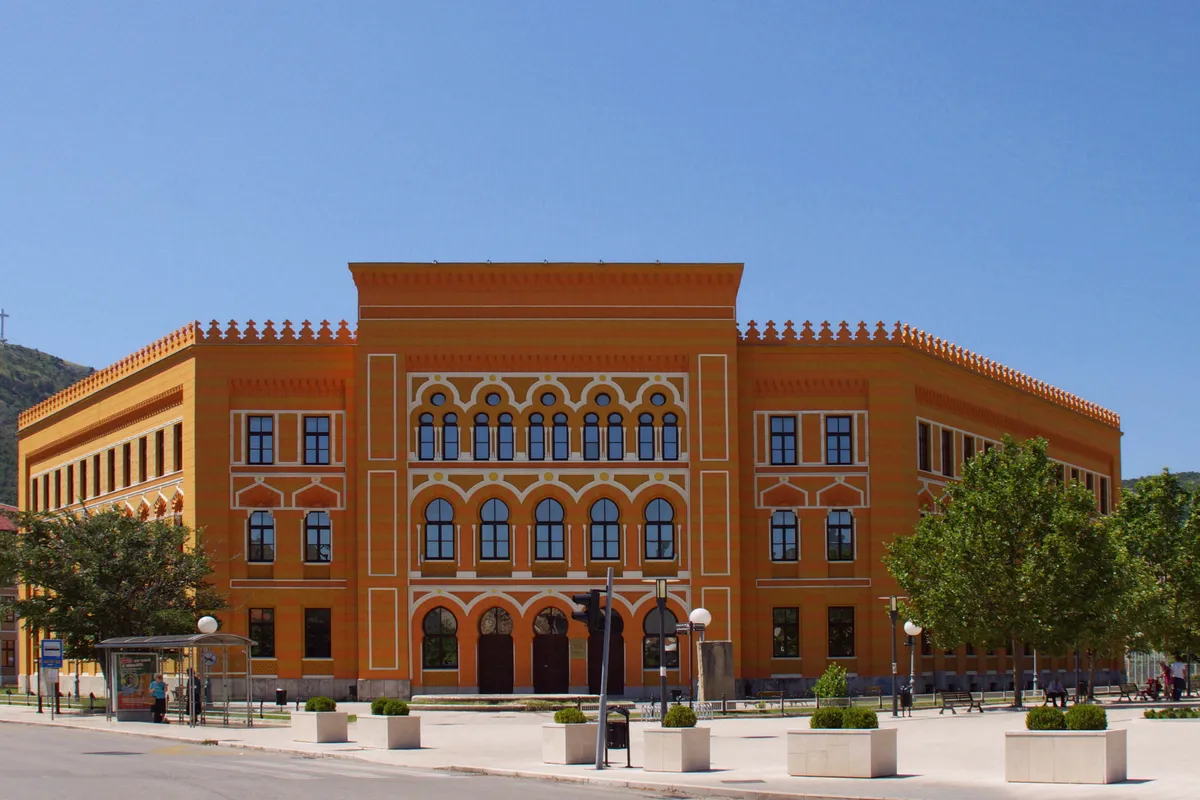 บรรยากาศย่านสแปนิชสแควร์ (Spanish Square) ในโมสตาร์