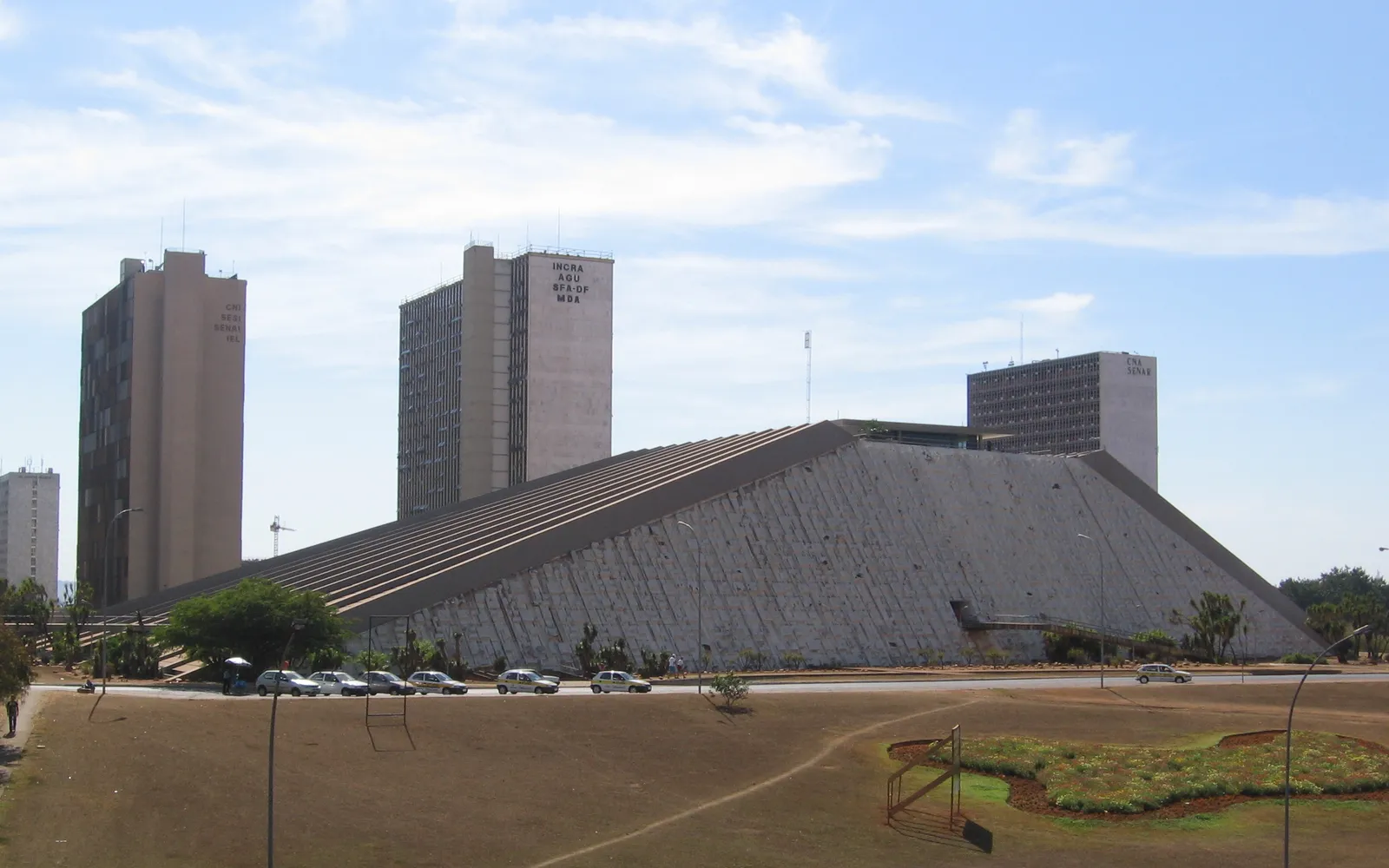 โรงละครแห่งชาติรูปพีระมิดคอนกรีตของ Niemeyer
