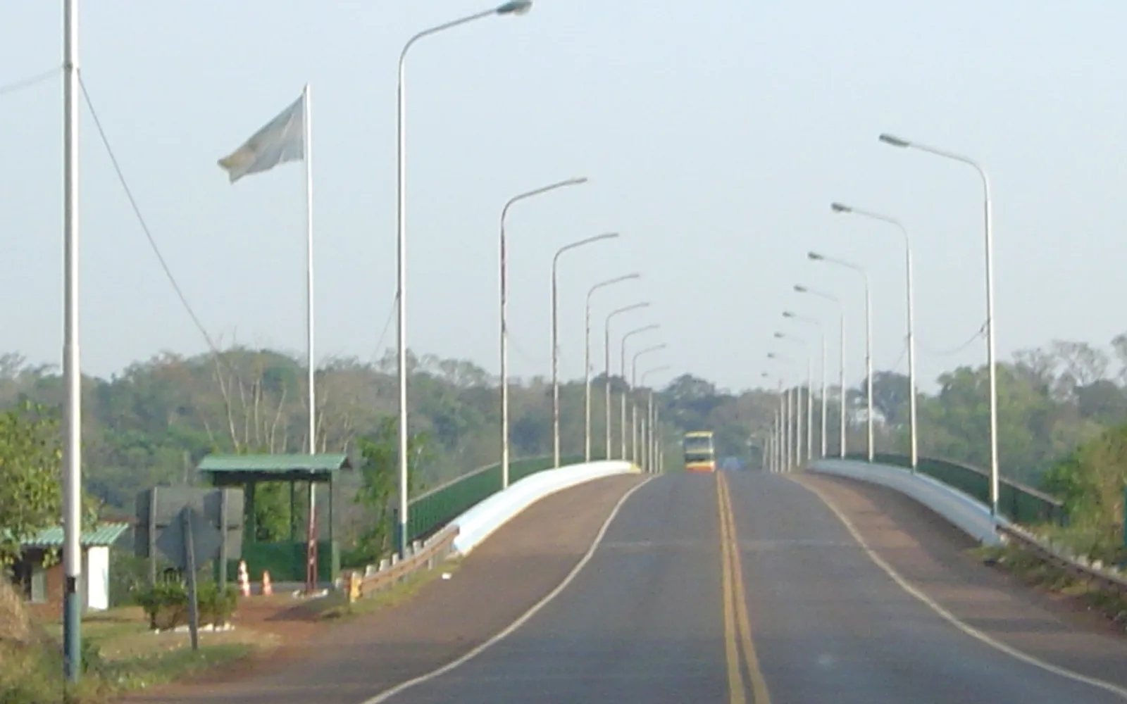 สะพานทันเครโด เนเวสทอดข้ามแม่น้ำอีกวาซูเชื่อมบราซิลกับอาร์เจนตินา