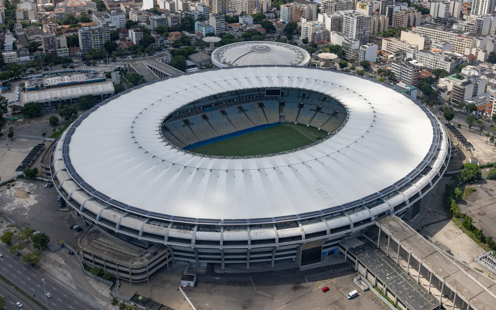 สนามฟุตบอลมารากานังขนาดใหญ่มองจากภายในอัฒจันทร์
