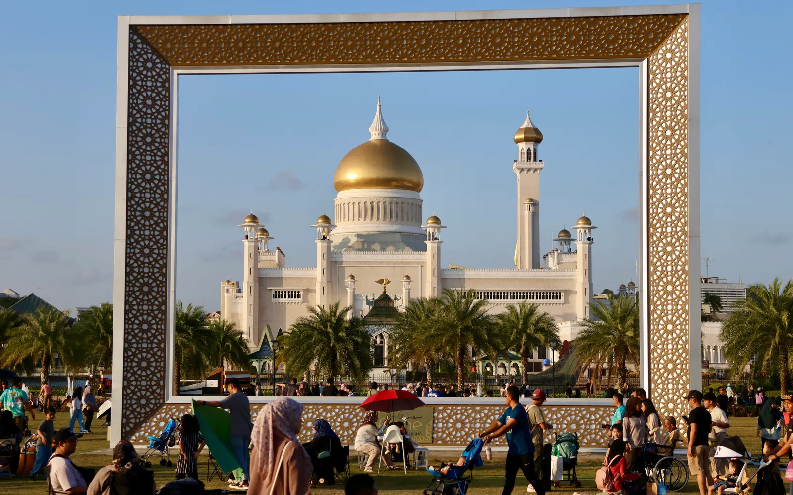 บรรยากาศแผงอาหารคึกคักในตลาดกลางคืนกาดง เมืองบันดาร์เสรีเบกาวัน