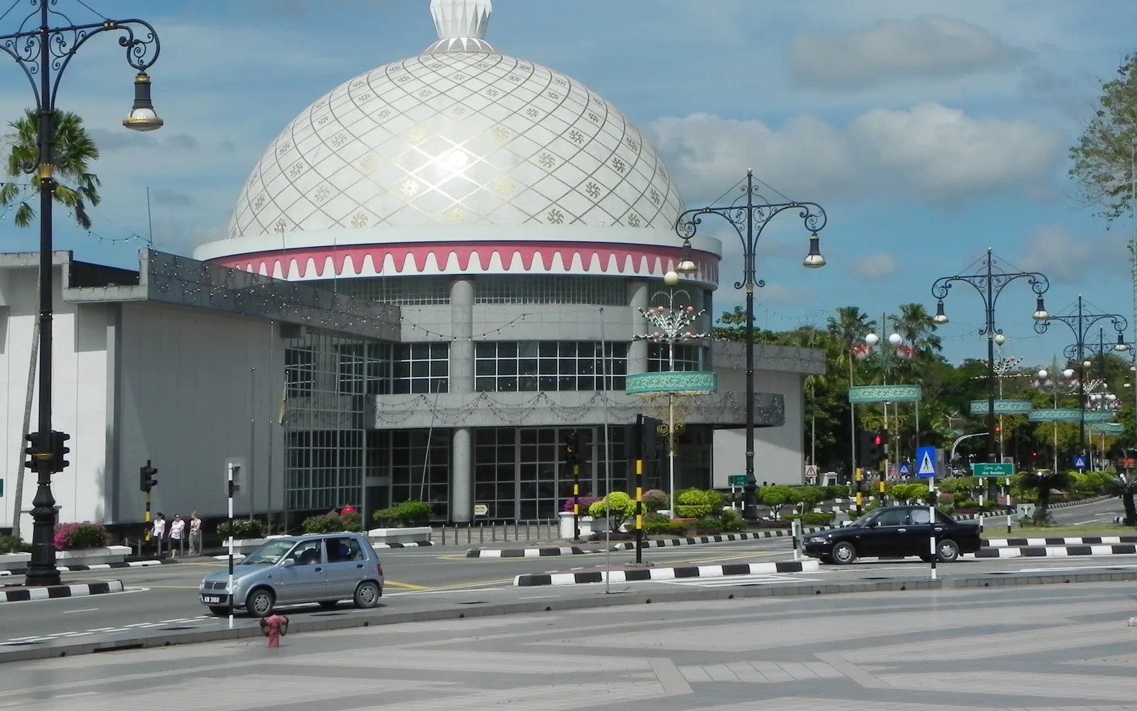 อาคารโดมทองของพิพิธภัณฑ์ราชาภรณ์กลางเมืองบันดาร์เสรีเบกาวัน
