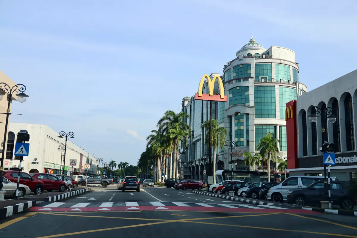 บรรยากาศย่านกาดง (Gadong) ในกัมปงอาเยอร์