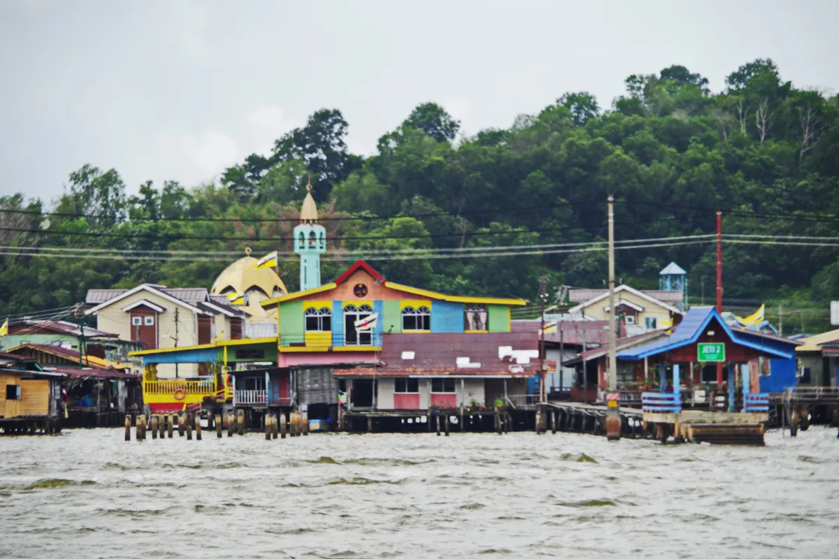 บรรยากาศย่านริมน้ำเมือง (Waterfront / ใจกลาง BSB) ในกัมปงอาเยอร์