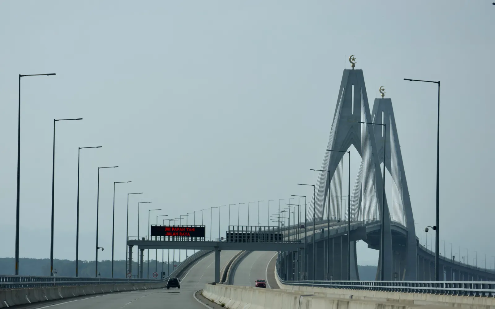 สะพานเตมบูรงทอดยาวข้ามอ่าวบรูไนและป่าชายเลน