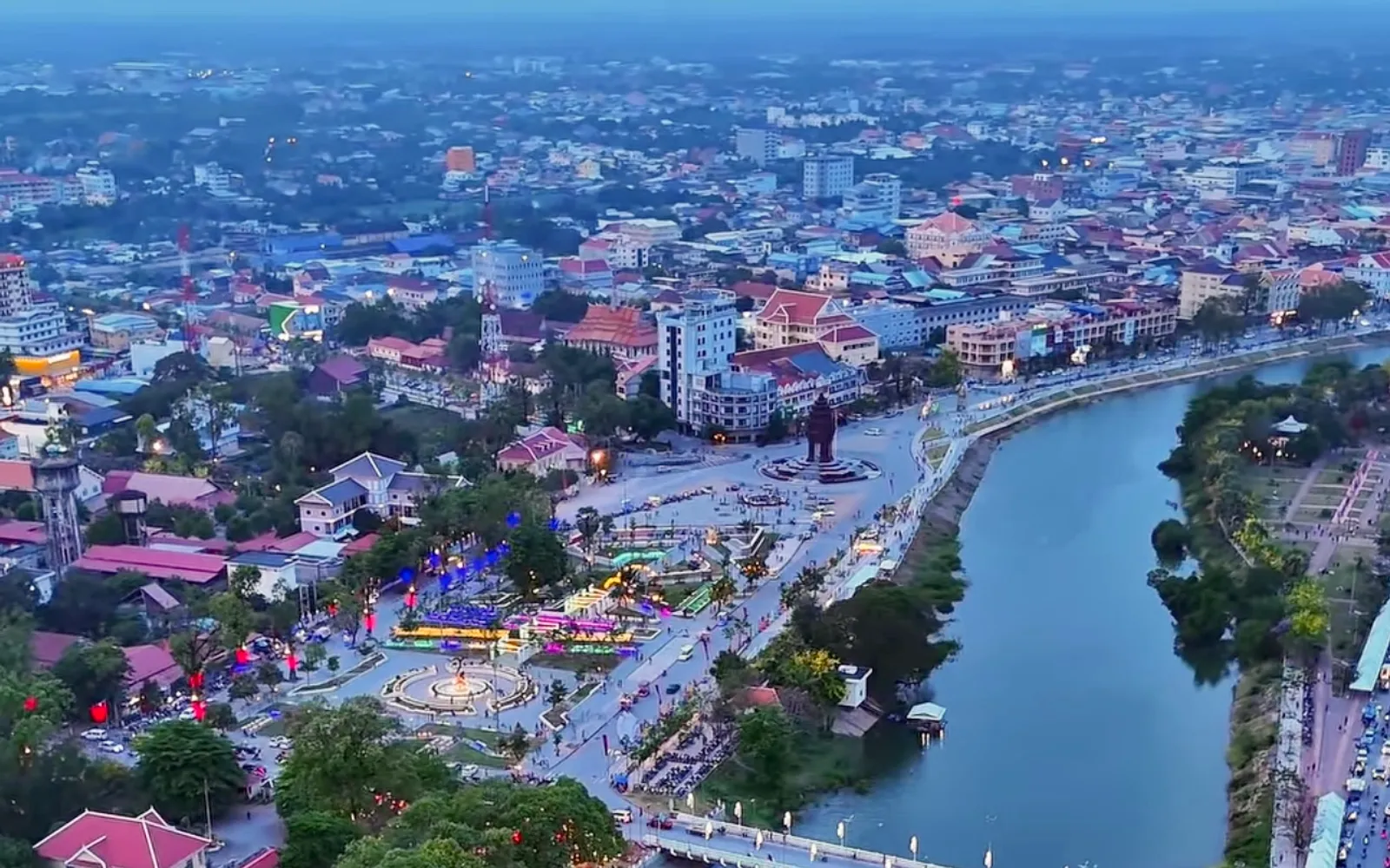 ช่างทอผ้าไหมหญิงในหมู่บ้านพระตะบอง นั่งทอผ้าบนกี่โบราณใต้บ้านไม้ยกสูง ผ้าสีสันสดใสแล่นเป็นเส้นสาย