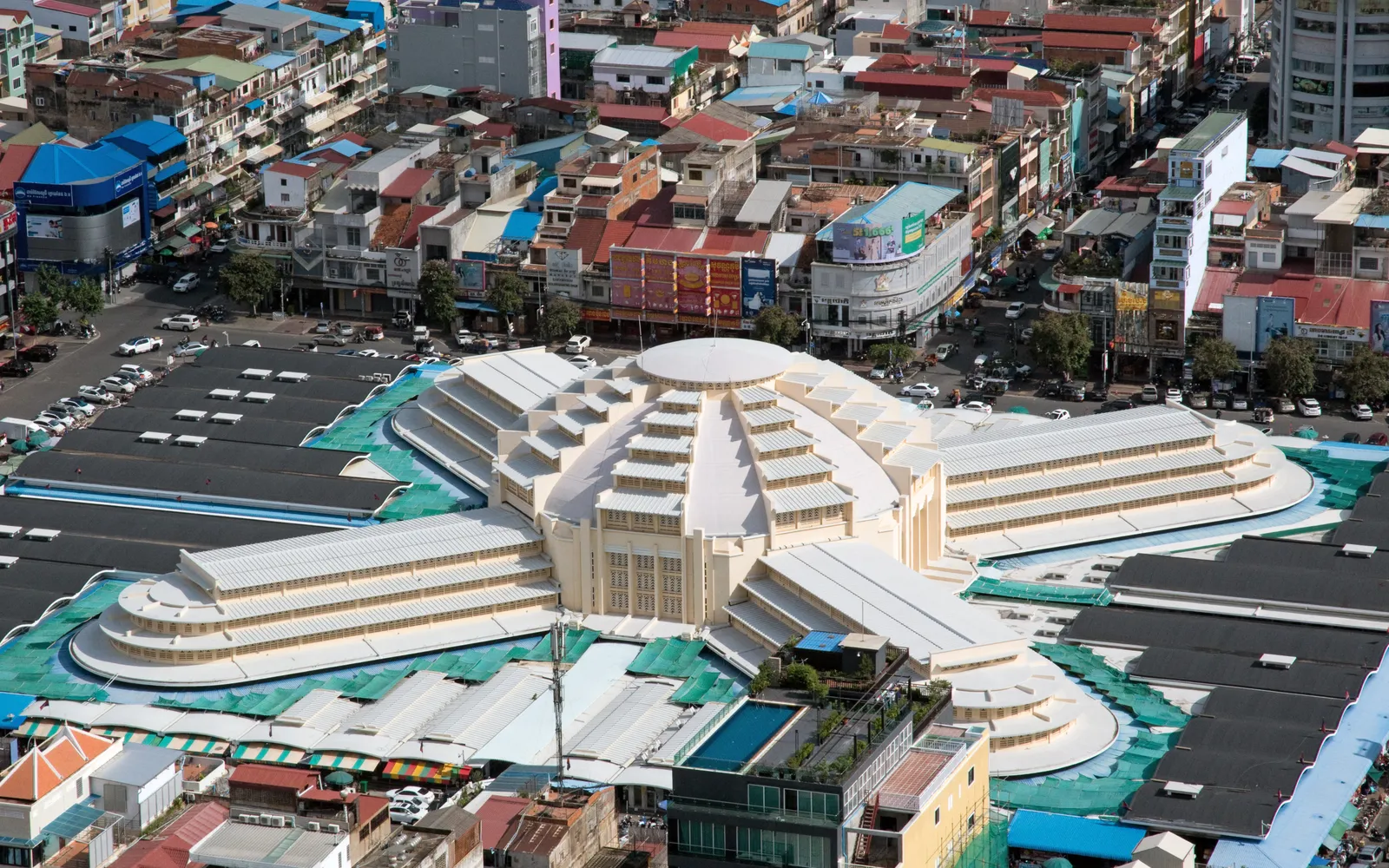 โดมสีเหลืองทองขนาดยักษ์ของตลาดกลางพนมเปญ สถาปัตยกรรม Art Deco ยุคอาณานิคมฝรั่งเศสตั้งตระหง่านกลางแดด
