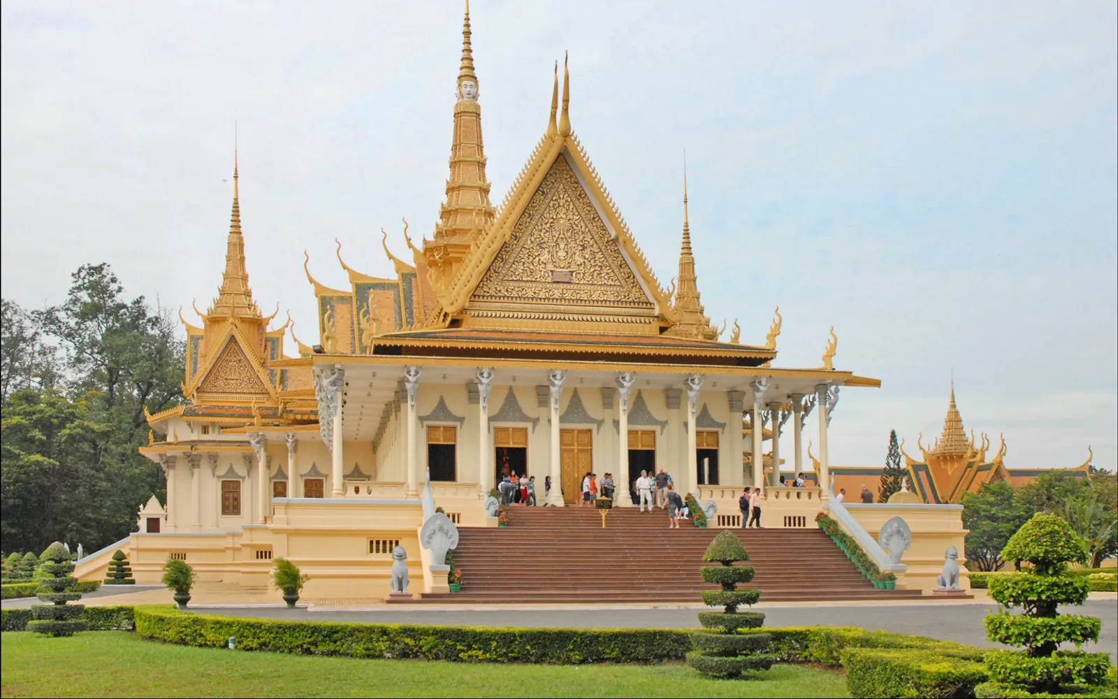 6 ที่เที่ยวพนมเปญ ที่ไม่ควรพลาด — พระราชวัง วัดพนม พิพิธภัณฑ์แห่งชาติ และตลาดกลาง