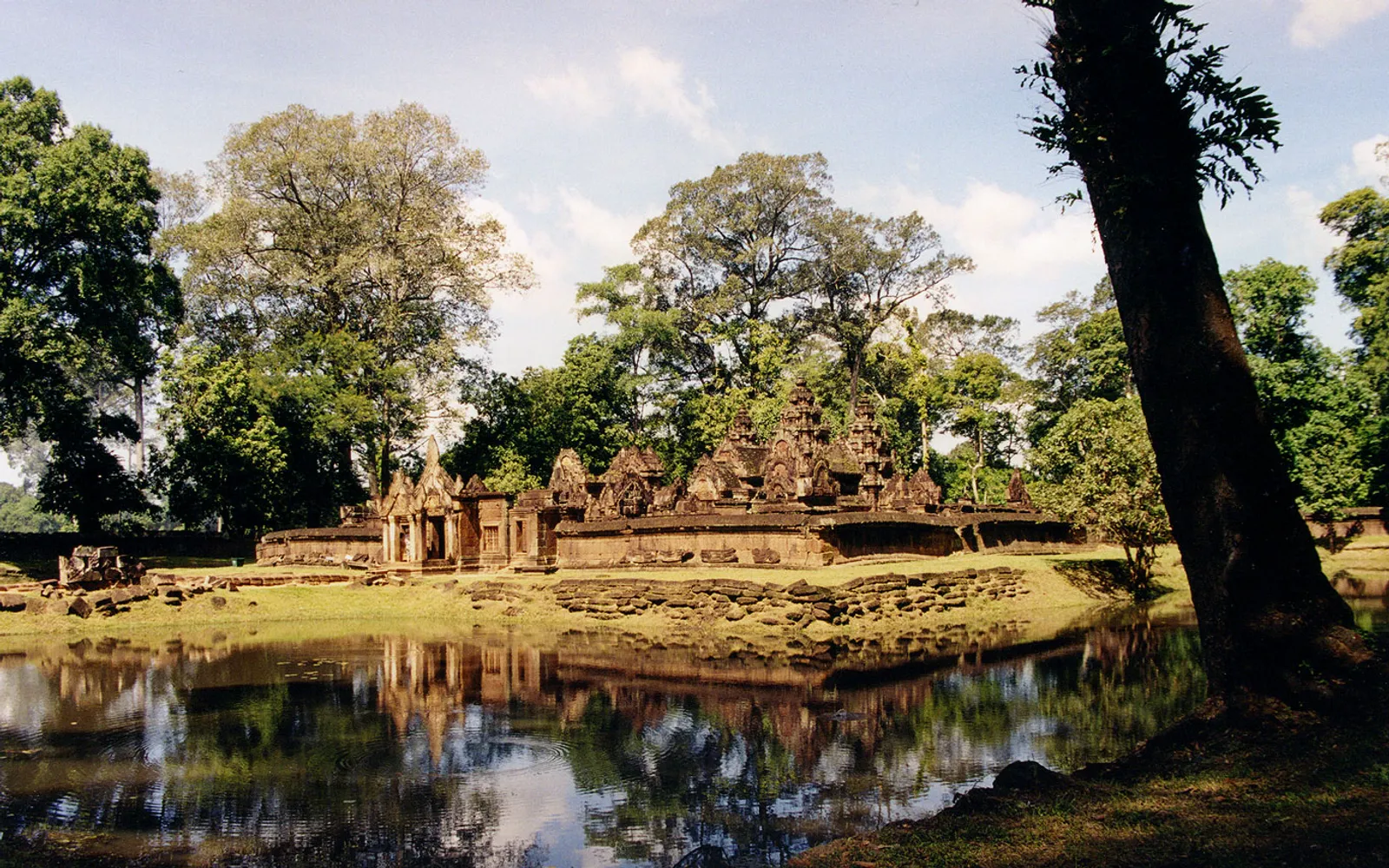 ปราสาทบันทายศรีหินทรายสีชมพูแดง ลวดลายแกะสลักทับซ้อนละเอียดเหมือนงานฝีมือช่างเงิน บนผนังทั้งสี่ด้านโดยไม่มีพื้นที่ว่างเลย