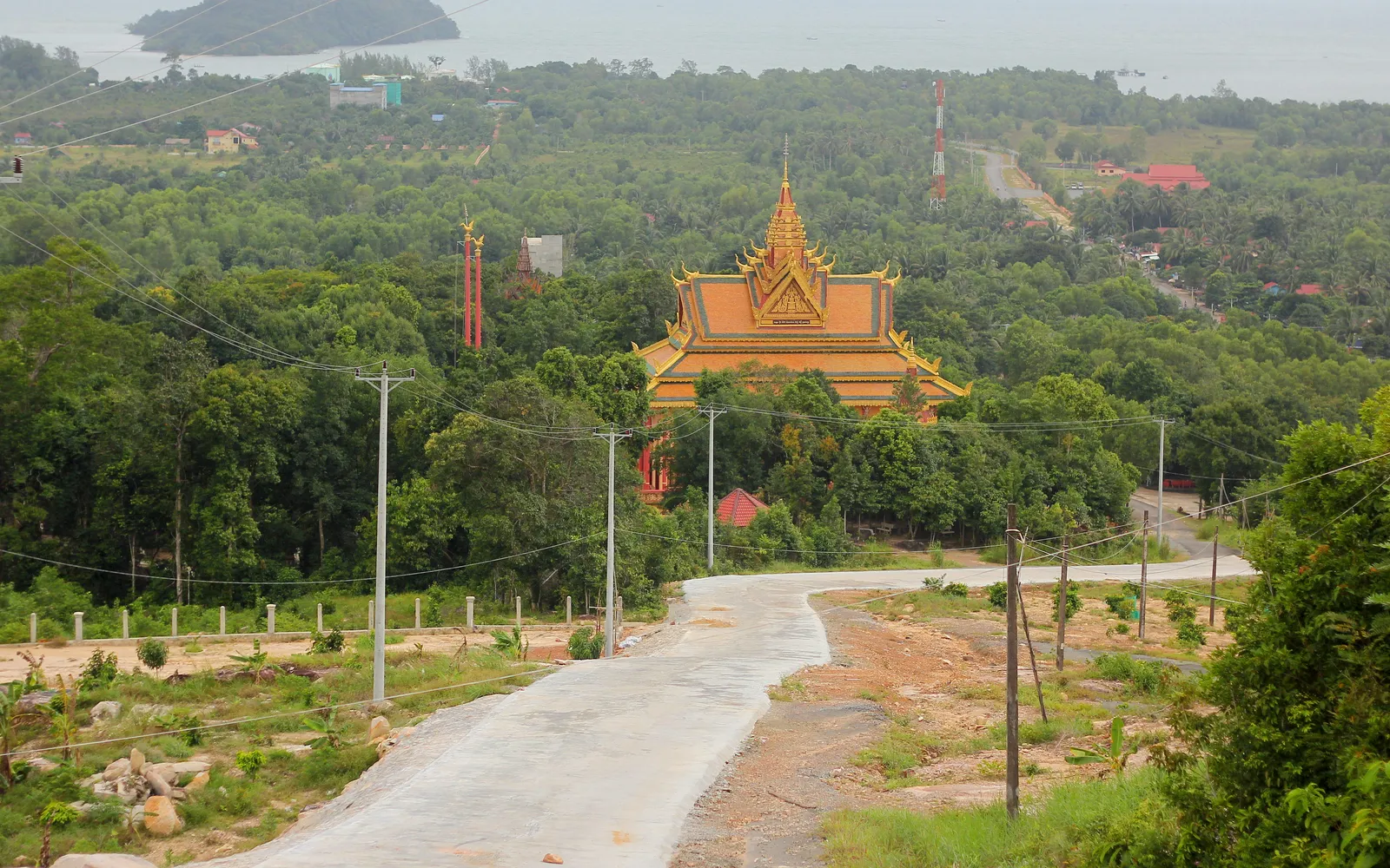 ป่าชายเลนในอุทยานแห่งชาติเรียม กัมพูชา รากไม้โกงกางสะท้อนน้ำในแสงเช้า เรือไม้เล็กล่องผ่านคลองธรรมชาติ