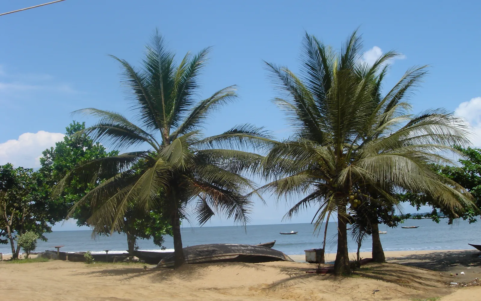 หาดทรายขาวริมเมืองคริบีกับเรือประมงและร้านอาหารทะเล