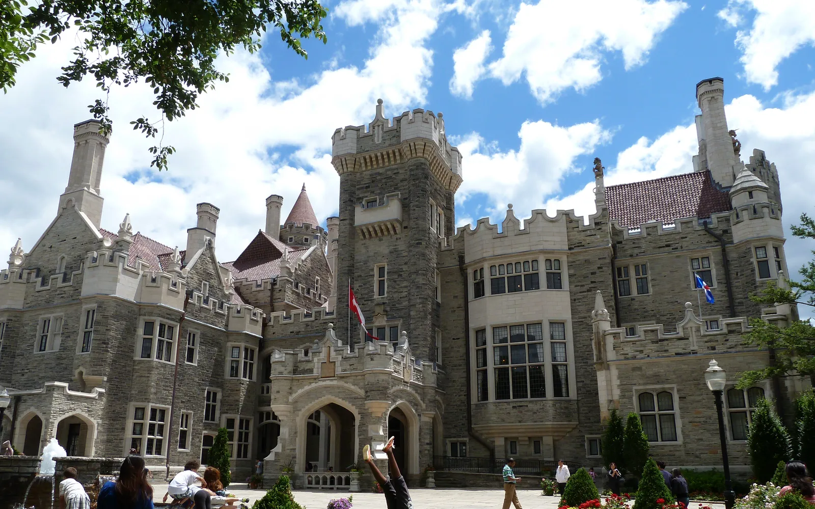ปราสาท Casa Loma โทรอนโต หอคอยโกธิคหินสีเทาสูงตระหง่านท่ามกลางสวนดอกไม้หลากสีในฤดูร้อน