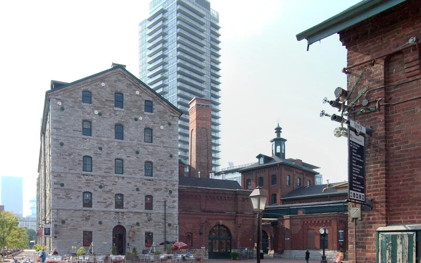 ย่าน Distillery District โทรอนโต อาคารอิฐแดงวิคตอเรียนเก่าแก่เรียงรายตลอดทางเดินหินกาบ ร้านกาแฟและแกลเลอรีศิลปะใต้แดด