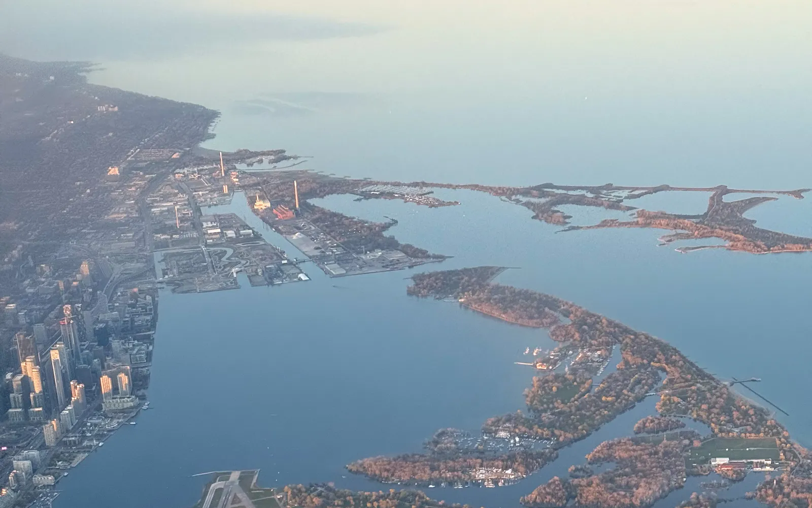 มุมมองจากเกาะโทรอนโต ข้ามทะเลสาบออนแทรีโอเห็น skyline โทรอนโตพร้อม CN Tower ตั้งตระหง่านยามบ่าย