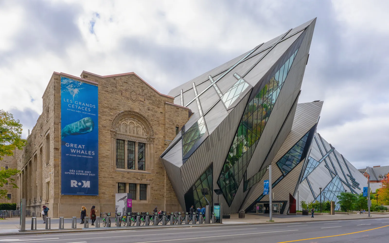 อาคาร Royal Ontario Museum โทรอนโต ส่วนต่อขยายคริสตัลแก้วเหลี่ยมทันสมัยโดดเด่นตัดกับอาคารหินเก่า