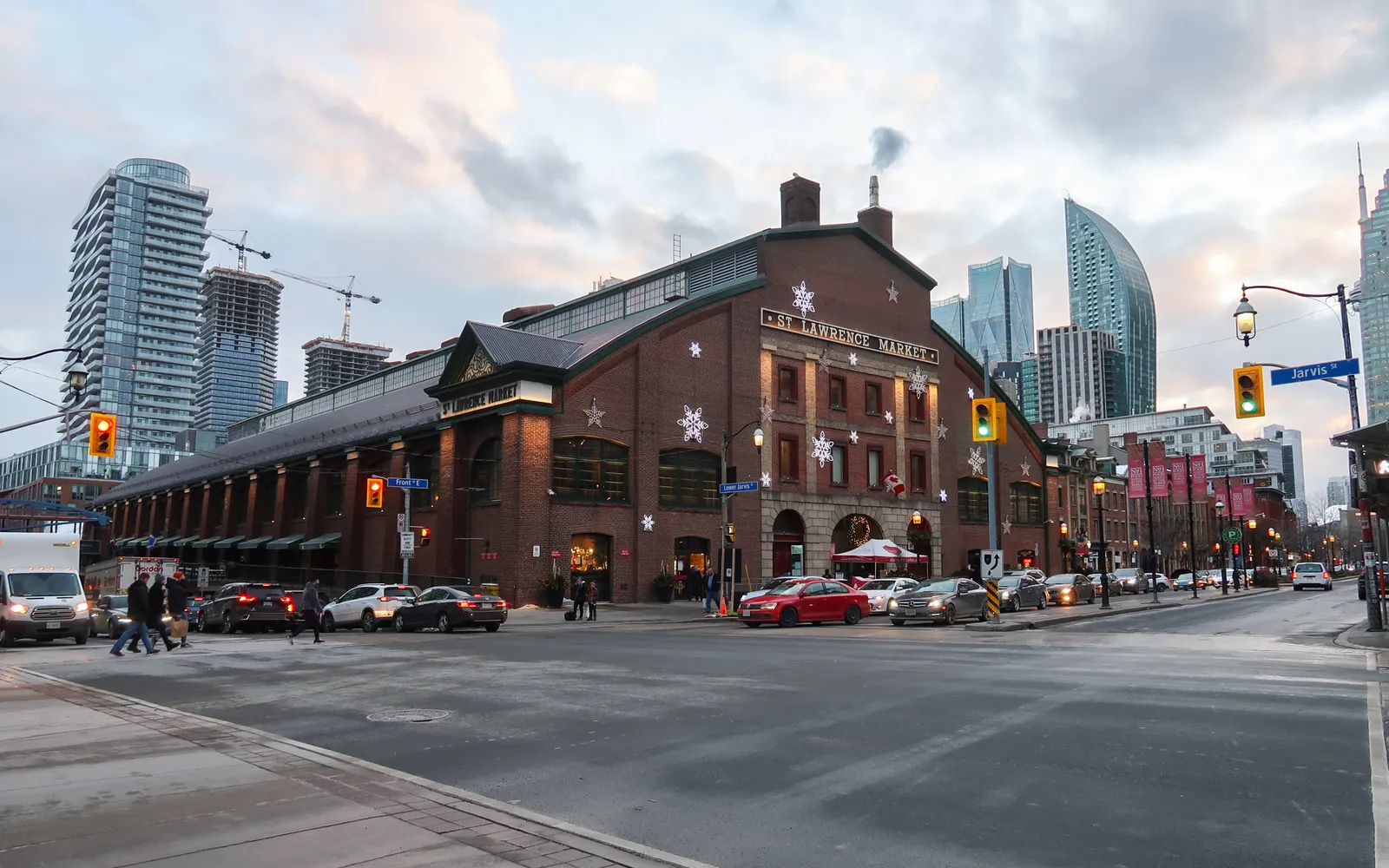 ภายในตลาด St. Lawrence Market โทรอนโต ร้านค้าเรียงรายใต้หลังคาเหล็กสูง พ่อค้าแม่ขายเนื้อชีสผักผลไม้ลอนดอนสไตล์