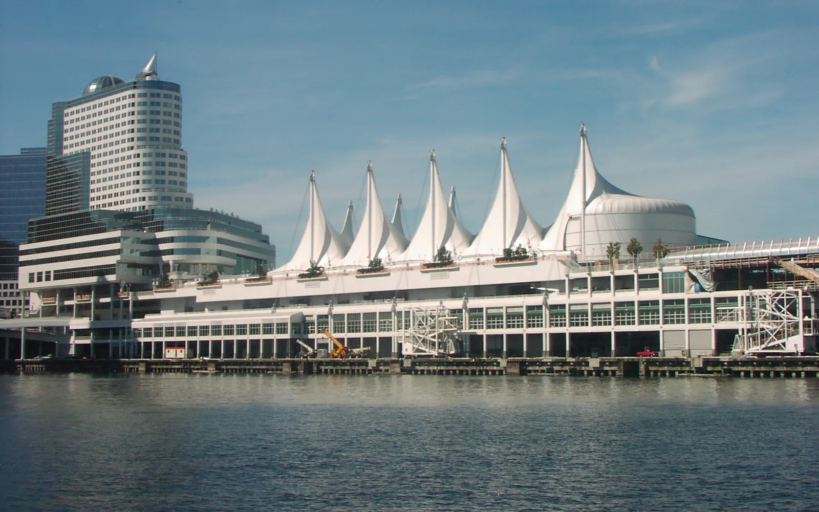 อาคาร Canada Place รูปทรงใบเรือสีขาวสะอาดตั้งอยู่ริมท่าเรือแวนคูเวอร์