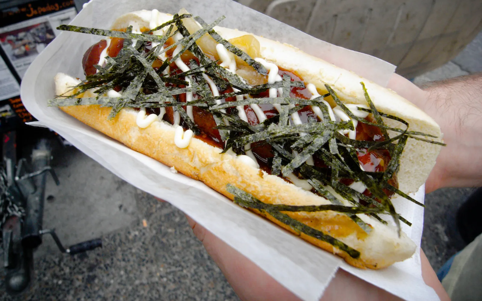 JapaDog ฮอตด็อกในขนมปังนุ่มราดซอสเทอริยากิ โรยสาหร่ายและมายองเนสญี่ปุ่น
