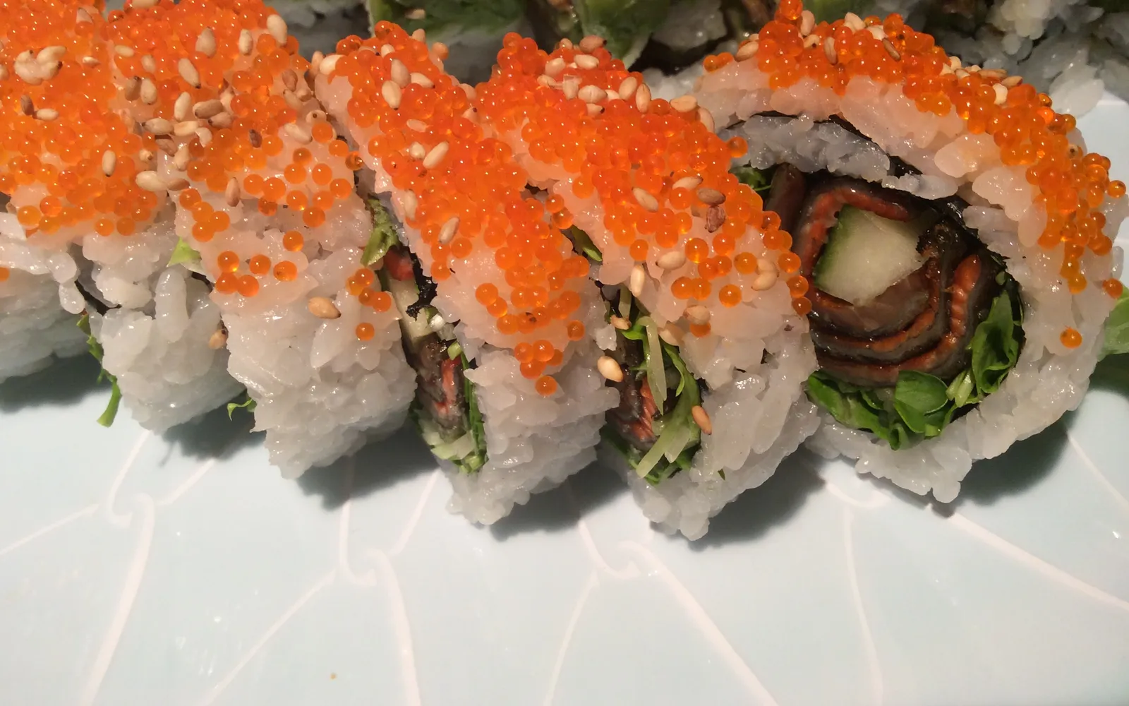 BC Roll ซูชิโรลสูตรแวนคูเวอร์ใส่หนังแซลมอนย่าง แตงกวา และอะโวคาโด
